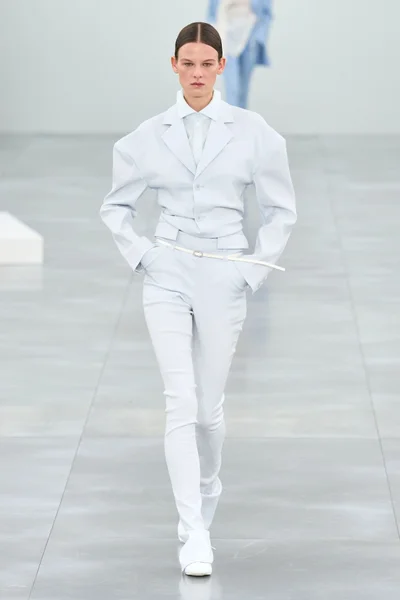 Look 16